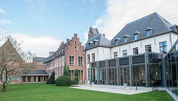 Yoga in der Weihnachtszeit im Martin's Klooster Leuven (Belgien) - Karana Yoga - Anne Steinhauser